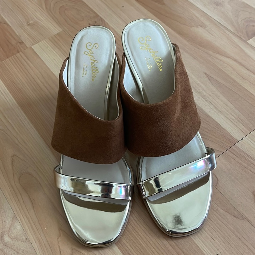 Comfortable shoes beautiful with jeans or shorts